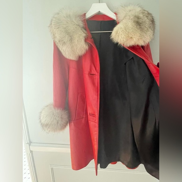🍒 SOLD 🍒 VINTAGE • cherry red leather trench coat w cream fur collar and cuffs - Picture 3 of 15